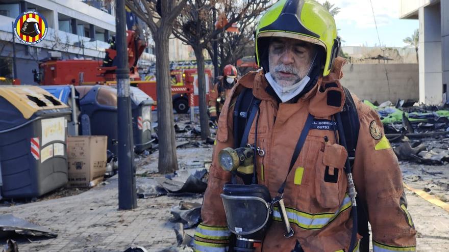 Impactantes imágenes de la lucha contra el fuego: así vivieron los bomberos el incendio de Campanar