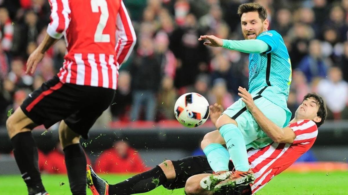 Messi y Mikel San José se disputan un balón en el partido de ida de Copa del Rey entre el Barça y el Athletic