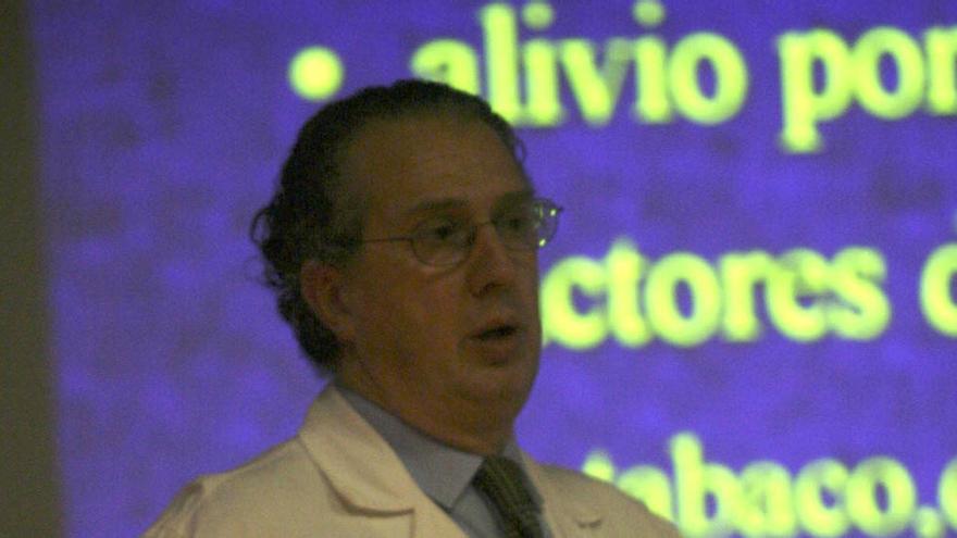 Antonio Rivera durante una conferencia en el Hospital San Agustín en el año 2010