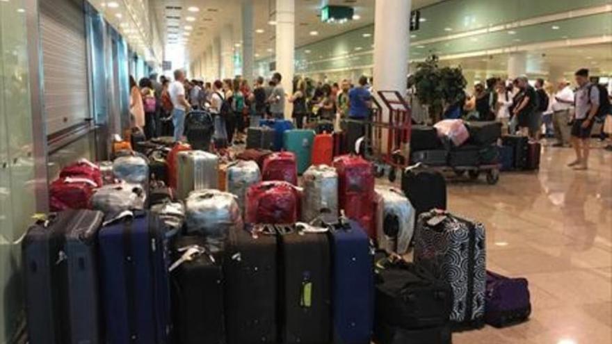 Los vigilantes del equipaje de El Prat también convocan un paro total