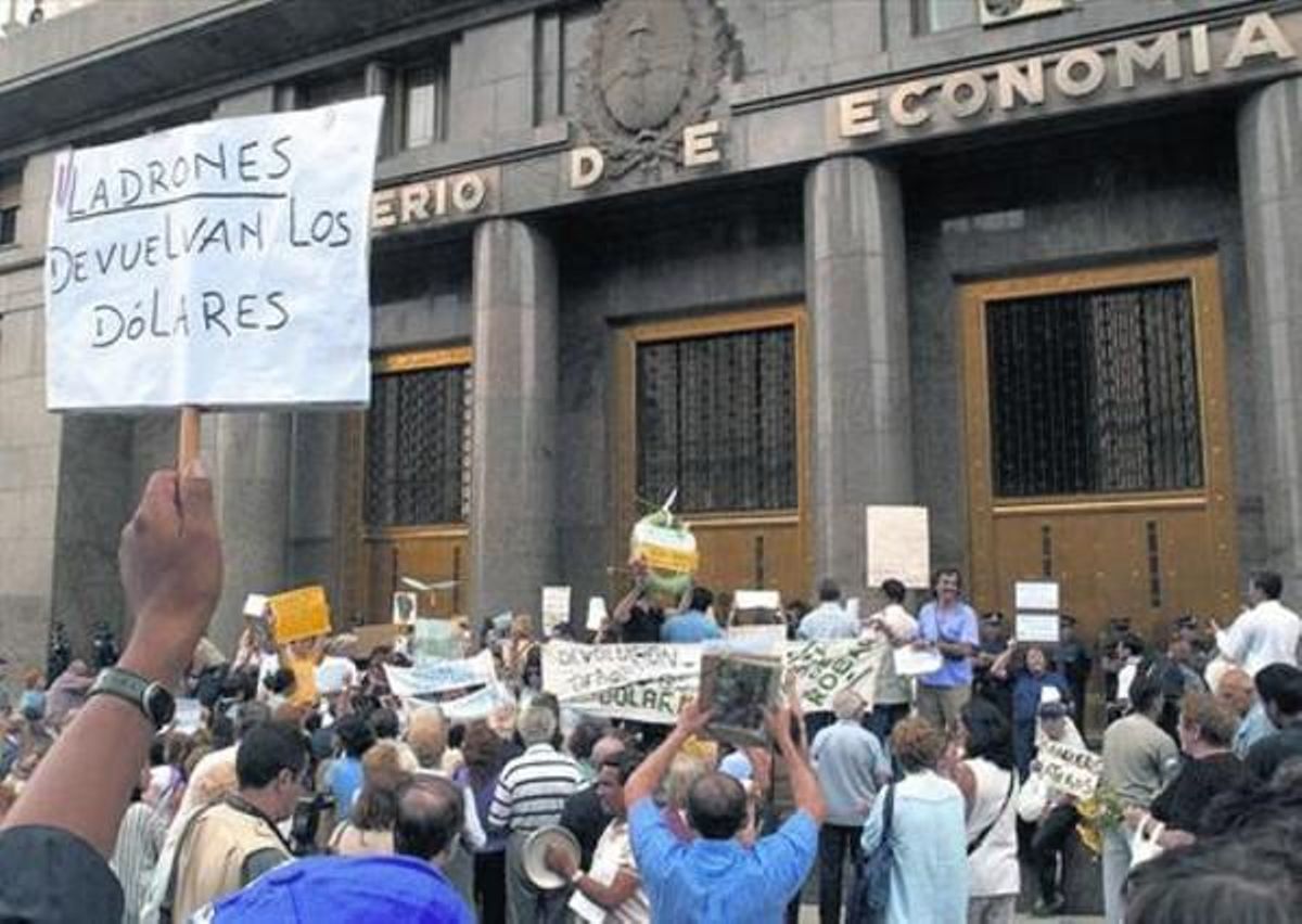Manifestació de centenars d’argentins exigint la devolució dels seus dipòsits, el 2002. Manifestació de centenars d’argentins exigint la devolució dels seus dipòsits, el 2002.