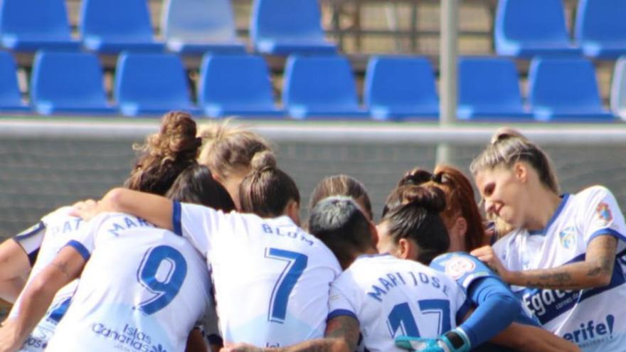 Las jugadoras locales celebran el triunfo logrado en La Palmera. | | E.D.