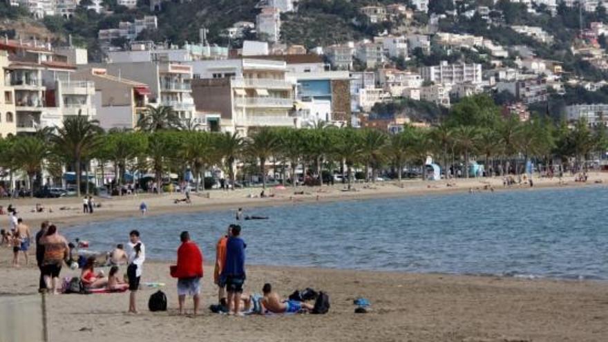 Turistes a una de les platges de la Costa Brava