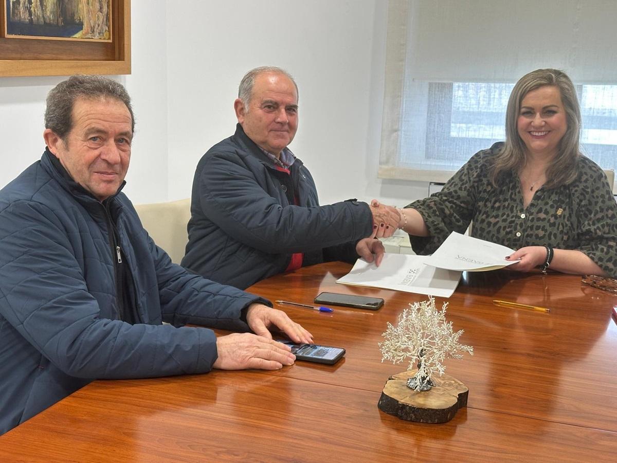 El acuerdo ha sido suscrito por la alcaldesa, María Jesús Serrano, y el presidente del club de colombicultura, Justo Cruz Villas.