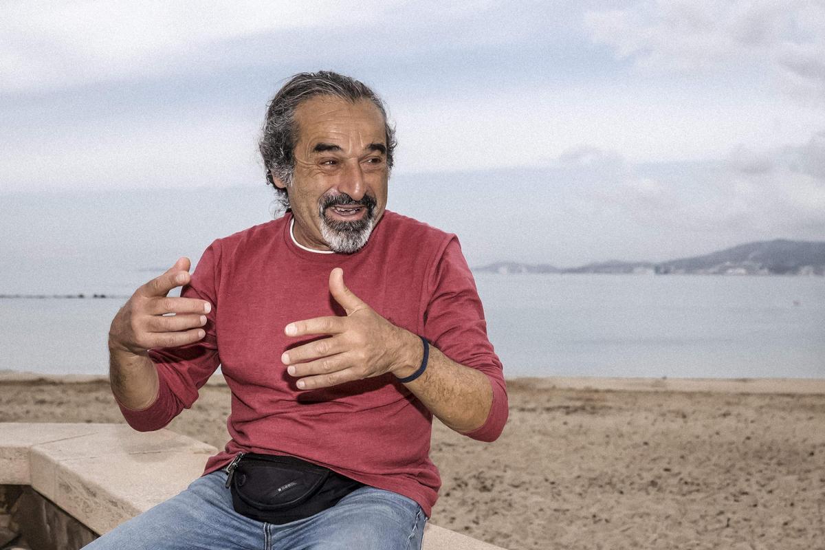 Daniel Higiénico, en la playa de Ciutat Jardí, en Palma