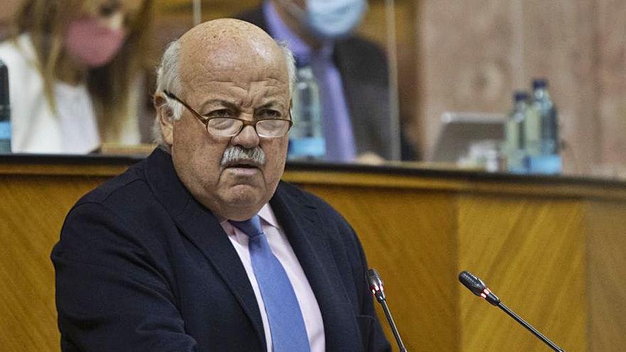 El consejero de Salud, en el pleno del Parlamento andaluz.