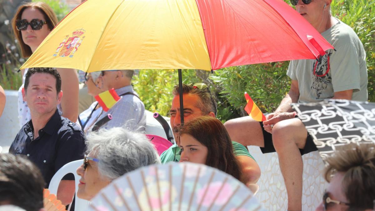 El público ha combatido el calor durante el acto de jura de bandera que ha cumplido el horario previsto