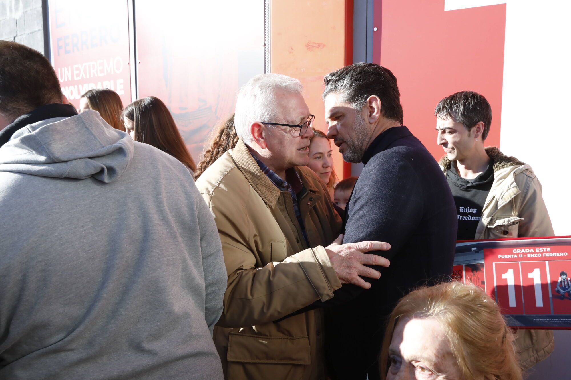 Enzo Ferrero descubre la puerta 11 de El Molinón