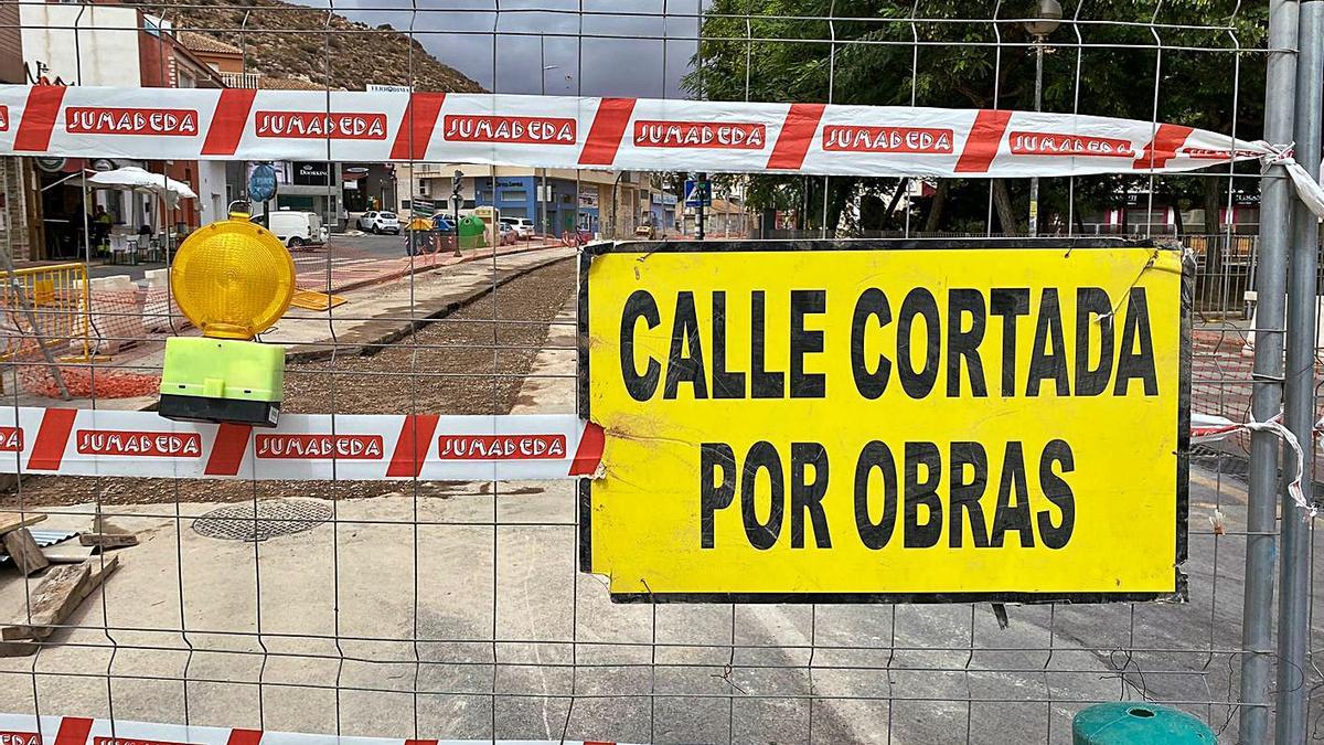 La calle Peroniño, cortada a consecuencia de las obras del nuevo colector de pluviales. | IVÁN URQUÍZAR