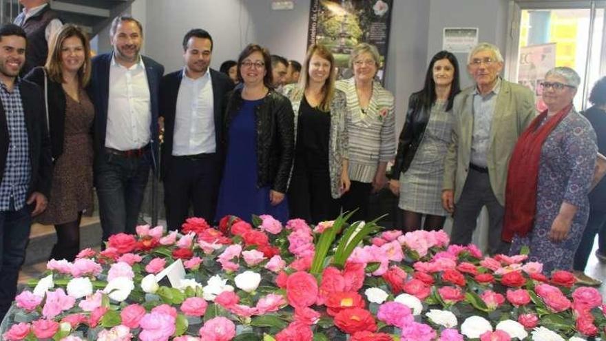 Entre otros el alcalde, M. Besada, la edil Loli Castiñeira y la diputada Montse Magallanes, ayer. // DBM