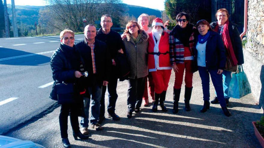 Papá Noel, en su visita a una de las aldeas de Filgueira de Barranca.