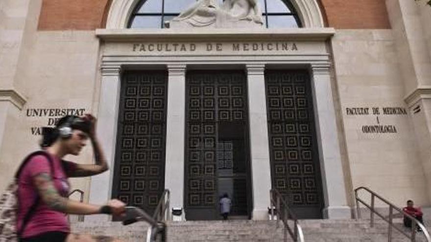 Fachada de la Universitat de València, que está en contra de la apertura de la nueva facultad.
