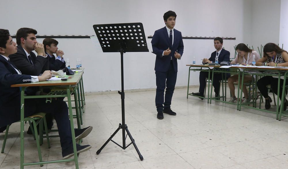 Las imágenes de la primera ronda del Torneo de Debate Escolar de Málaga, que cuenta con el respaldo de La Opinión de Málaga y la colaboración de la Obra Social de La Caixa