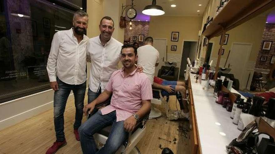Abre na Estrada a franquicia de perruquería e barbería masculina Carlos Conde