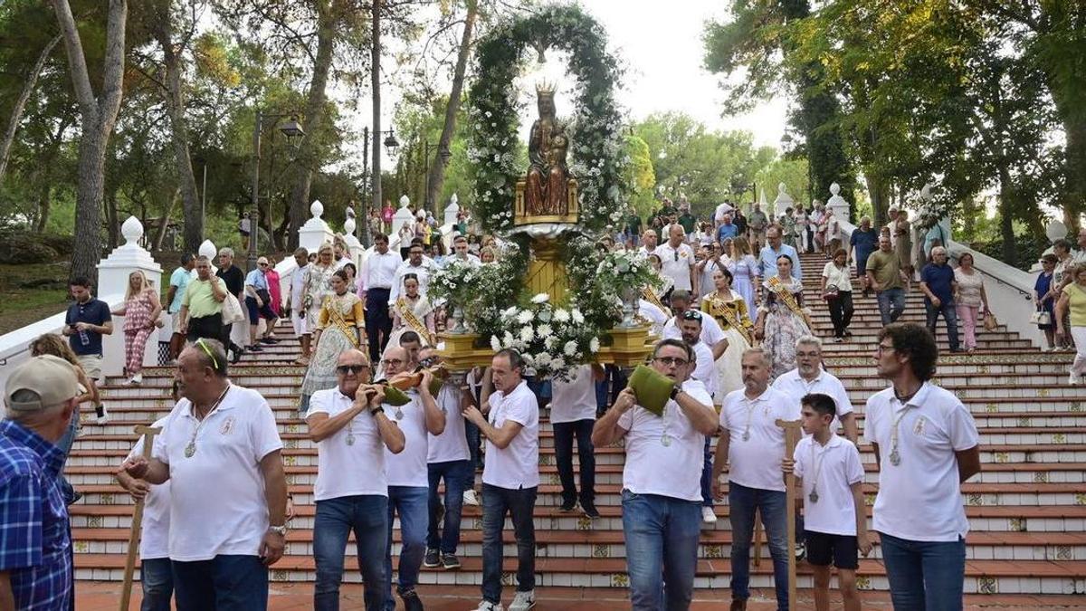 La bajada de la peana con la Mare de Déu de Gràcia por la escalinata del Termet, en la romería de retorno a su ermita, es una de las imágenes más emotivas y clásicas del final de las fiestas patronales de septiembre.