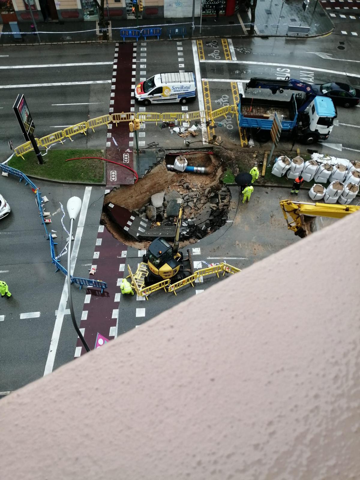 FOTOS | La borrasca Juliette provoca un socavón en las avenidas de Palma FOTOS | La borrasca Juliette provoca un socavón en las avenidas de Palma