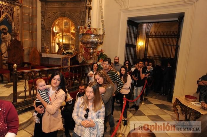 Los niños pasan por el manto de la Fuensanta