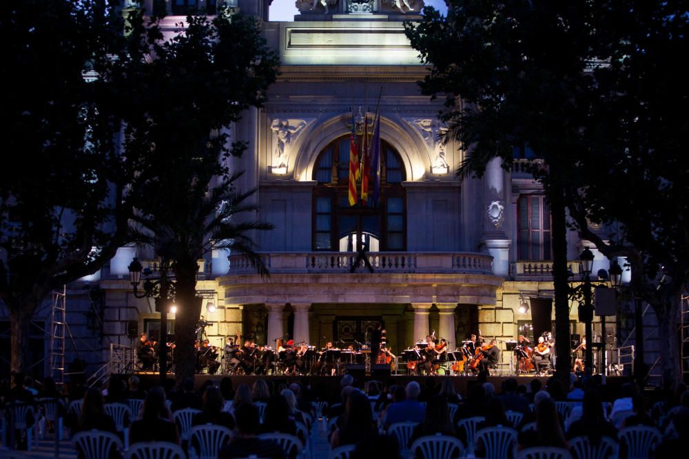 Homenaje a las víctimas del COVID en la plaza del ayuntamiento