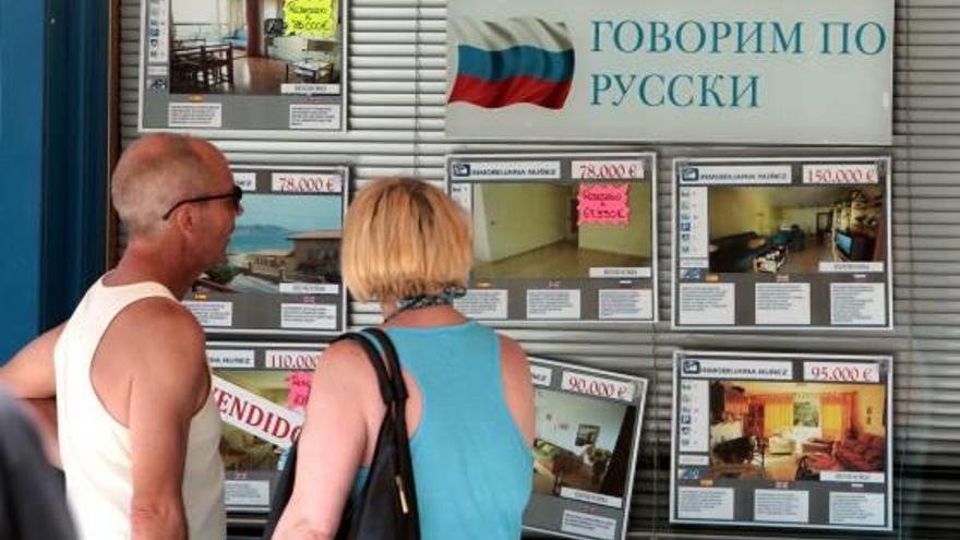 Turistas rusos mirando anuncios de pisos.