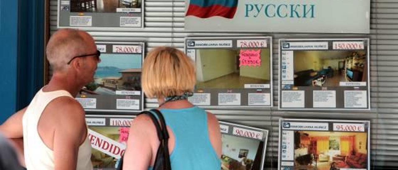 Turistas rusos mirando anuncios de pisos.