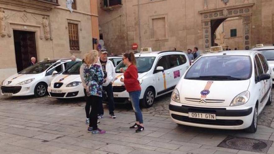 Varios taxis esperaban ayer delante del Palau Episcopal.