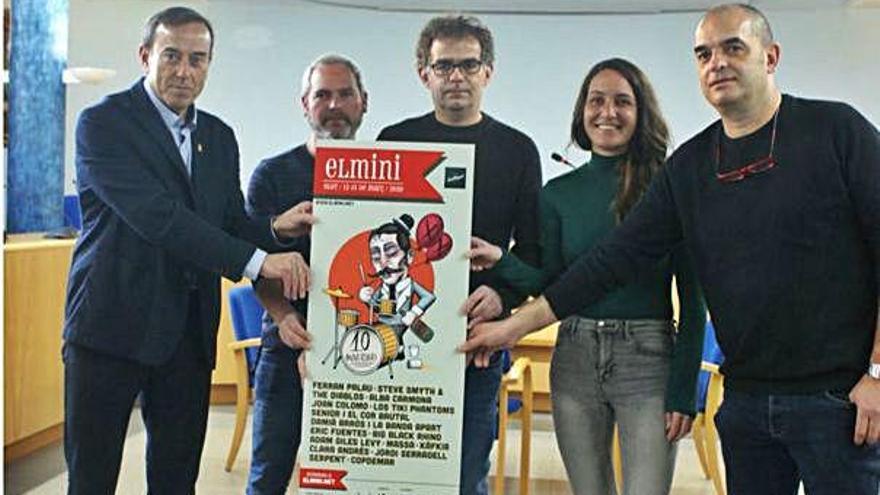 L&#039;alcalde d&#039;Olot, Pep Berga, amb Raül Pekuelas, Marc Busquets, Alba Agustí i Àngel Prat, de l&#039;associació cultural La Química, amb el cartell del 2020.