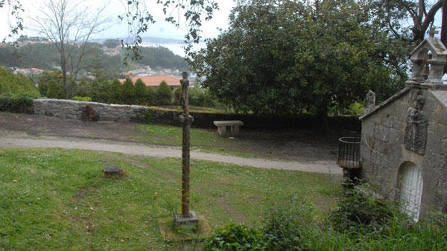 Imagen del cruceiro de la capilla de Santa Cruz, donde acaba el vía crucis que mandó hacer Fernando de la Rúa en 1681.  // Gonzalo Núñez