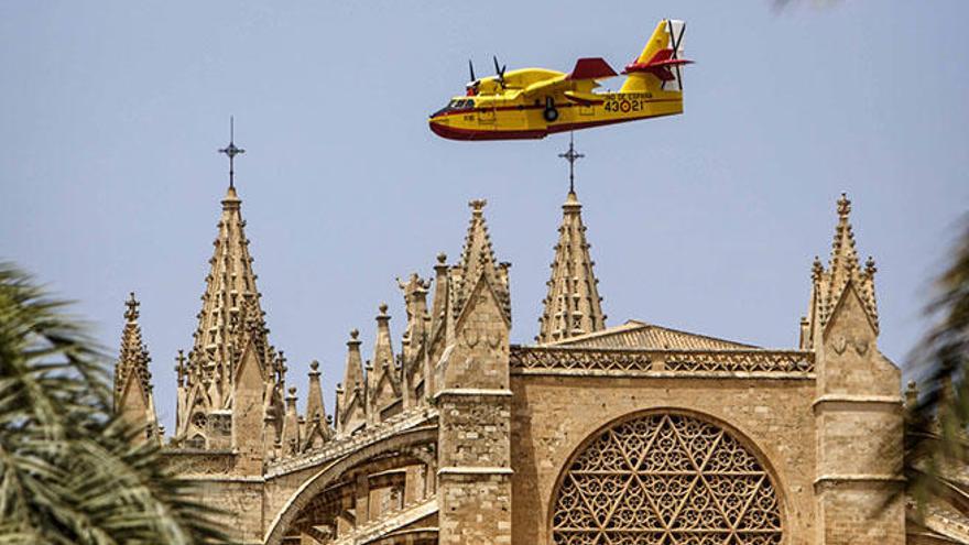 Los hidroaviones se ponen a punto en la bahía de Palma