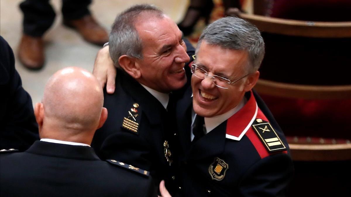 El jefe de los Mossos, Miquel Esquius, se abraza a varios miembros de la Policía Nacional durante el acto de entrega de despachos a la LXVIII promoción de la carrera judicial que ha presidido el Rey hoy en Madrid.