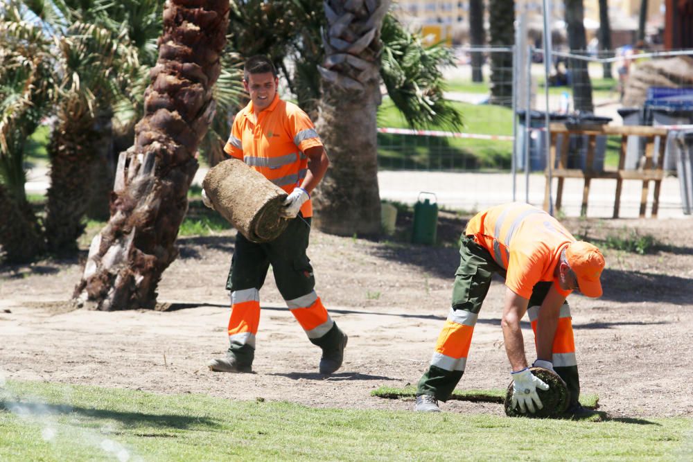 Comienzan las labores de limpieza de las playas de Málaga capital antes del inicio de la temporada de verano