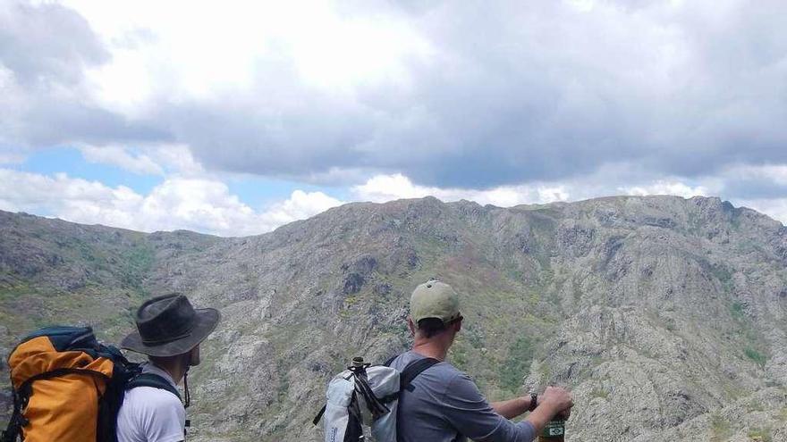 Dos excursionistas disfrutan del paisaje en plena Reserva de la Biosfera zamorana.