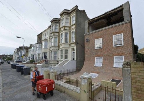 Lo que se ve en una creación artística callejera de origen desconocido, y en la que se ve una pintura que simula una casa que se 'cae'. La obra puede verse en una calle de la localidad de Margate, en el sur de Inglaterra.