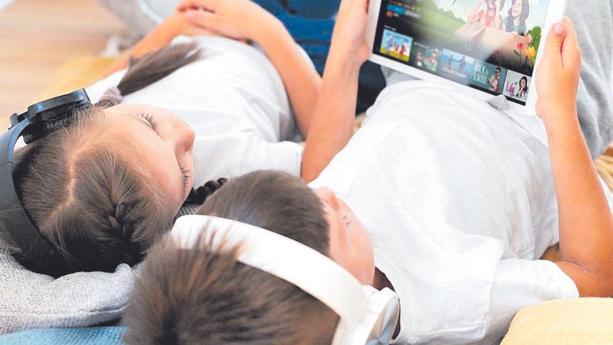 Çocuk Doktoru Carlos González, çocukların hangi yaşta televizyon izlemeye başlayabileceğini anlatıyor: “20 dakika ekran izlemek ile üç saat boyunca televizyona bağımlı kalmak aynı şey değil…”