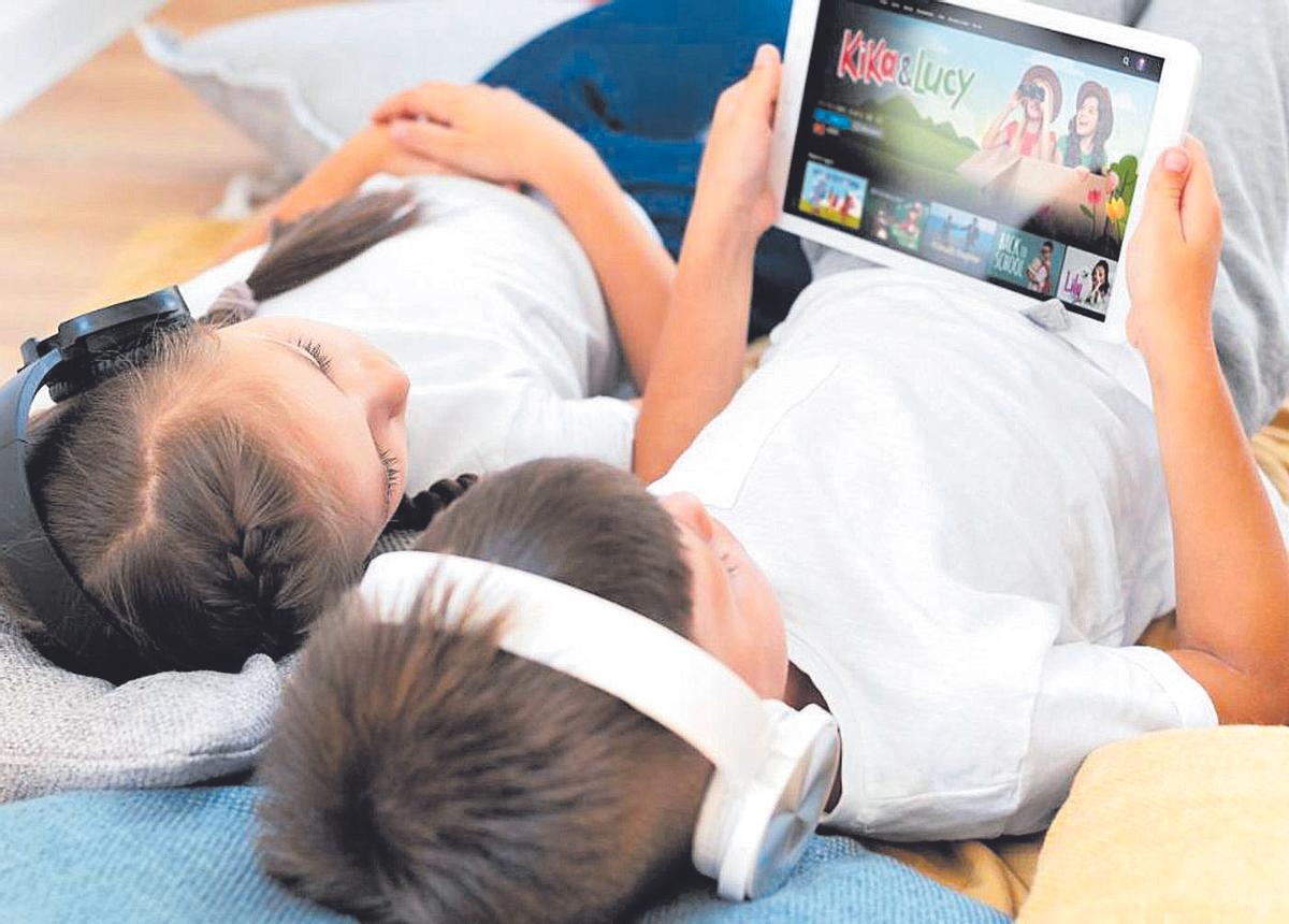 Els infants i adolescents dediquen 3 hores i mitja diàries a les pantalles, l'equivalent a dos mesos  l'any