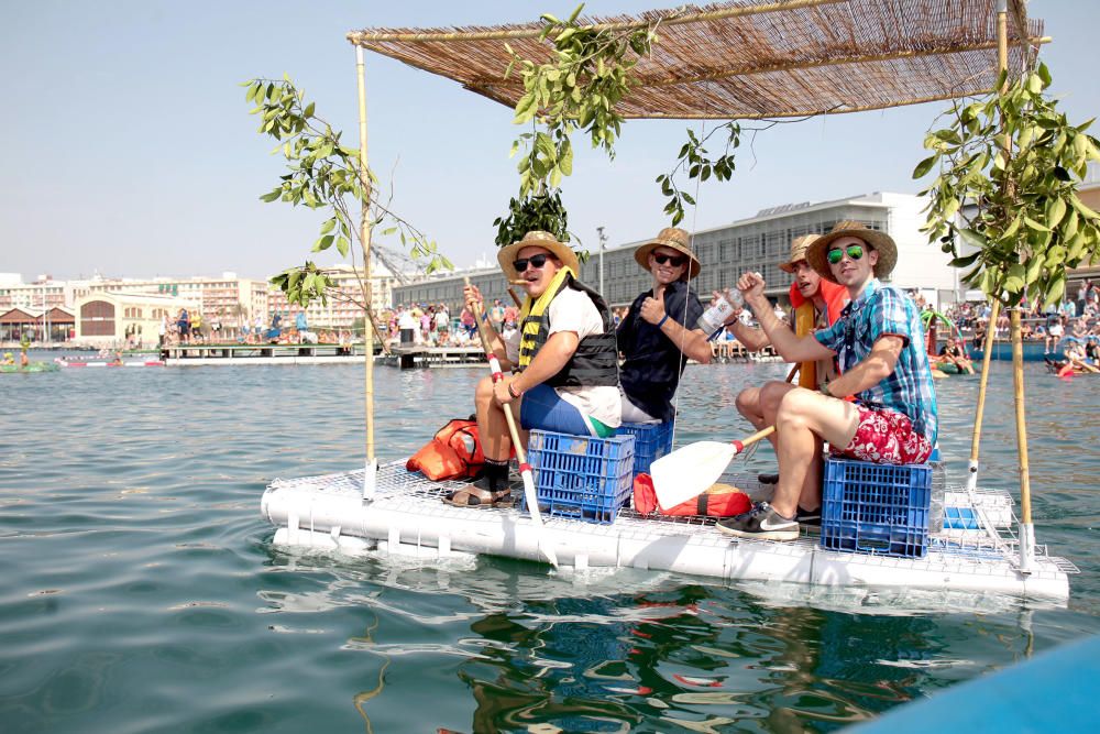 Regata de barcos locos en La Marina de València