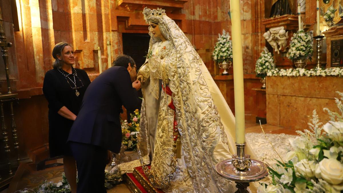 Besamanos de la Virgen de la Paz en la antesala de su coronación canónica.