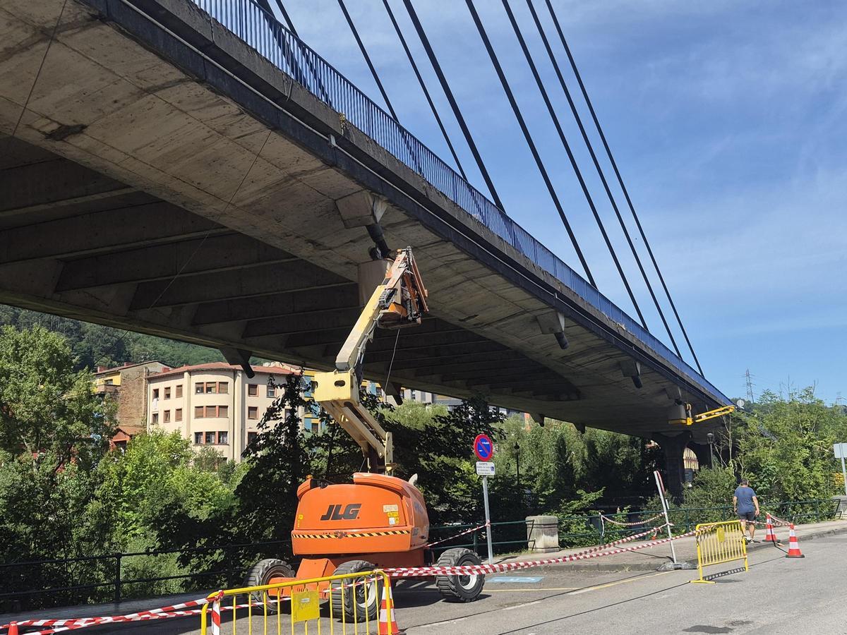 Las dos grúas instaladas para ejecutar las obras en la estructura.