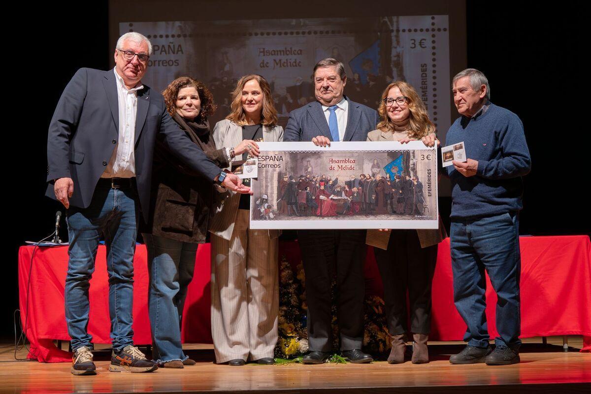 El regidor de Melide, a la izquierda, con autoridades y técnicos en la presentación del sello