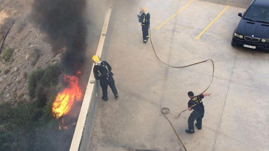 Dos bomberos, en la azotea.