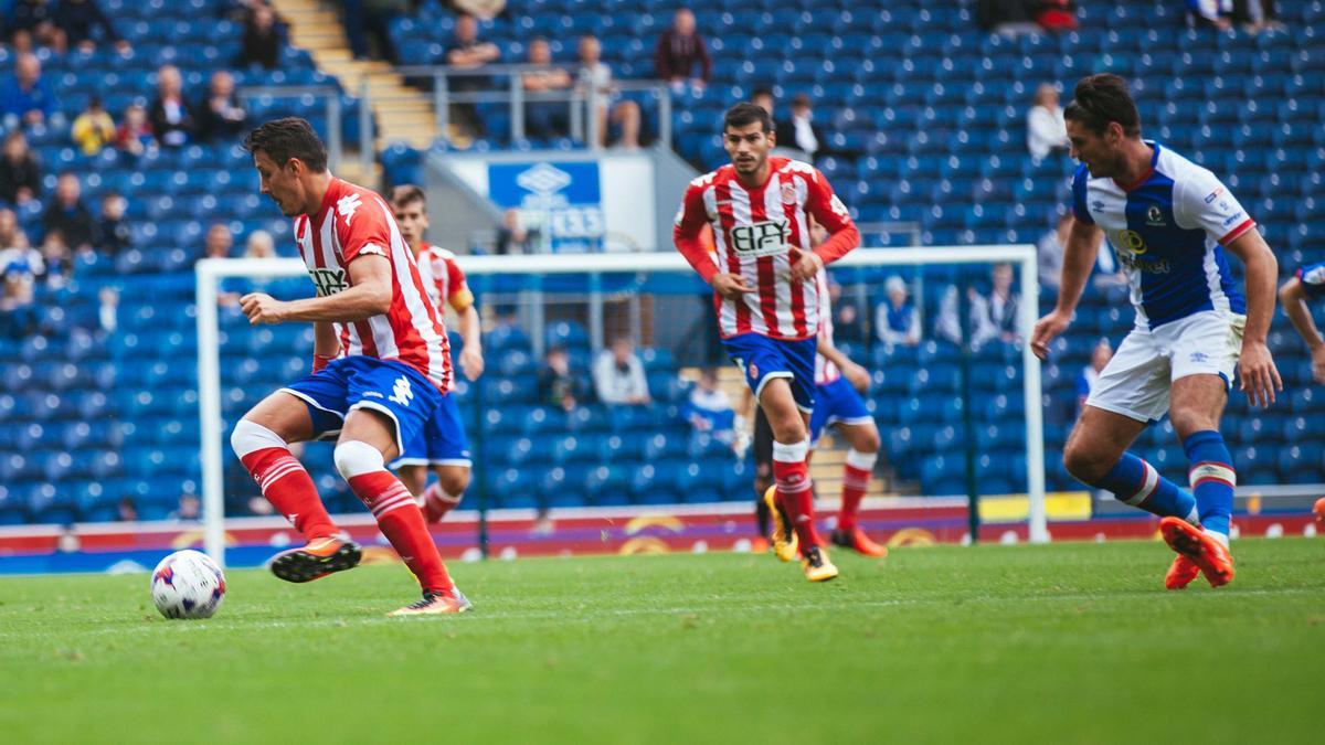 Sandaza protegeix una pilota en l'amistós contra el Blackburn de l'estiu del 2016