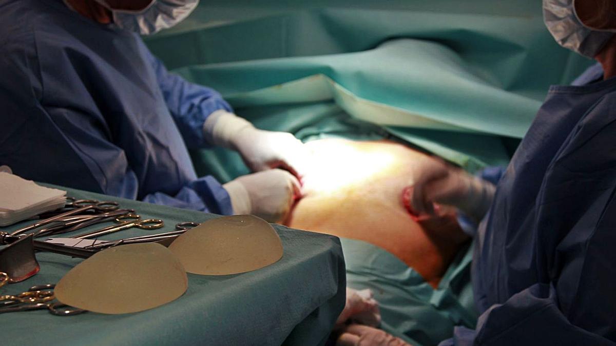 Una paciente se somete a una cirugía de implantes mamarios.   | // EFE