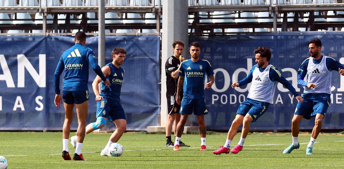 Guti se dispone a realizar un pase en la sesión de ayer sábado del Real Zaragoza.