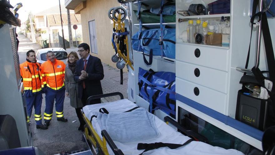 López Chaves, con los técnicos del 061 inspeccionando la ambulancia. // Santos Álvarez