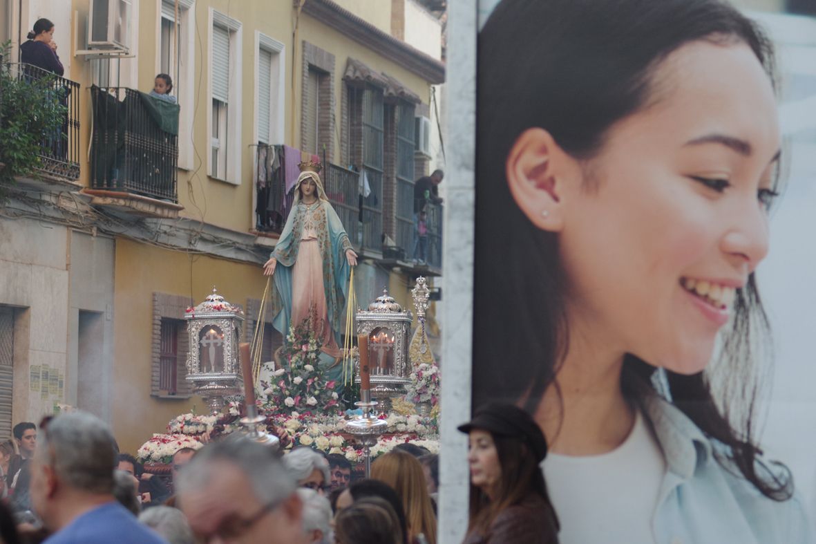 Procesión de la Virgen Milagrosa por El Molinillo con motivo del 160 aniversario del colegio La Goleta