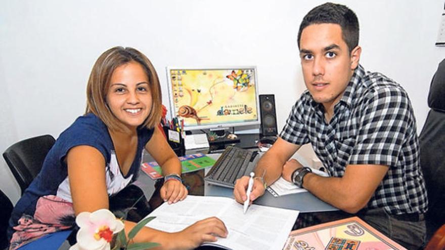 Nerea León y David León dentro de uno de los despachos de su gabinete de psicopedagogía. | andrés cruz