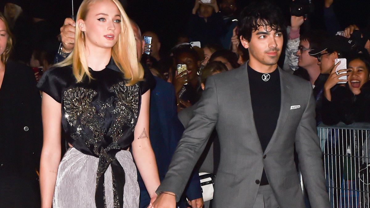 Sophie Turner y Joe Jonas de la mano en el desfile de Louis Vuitton