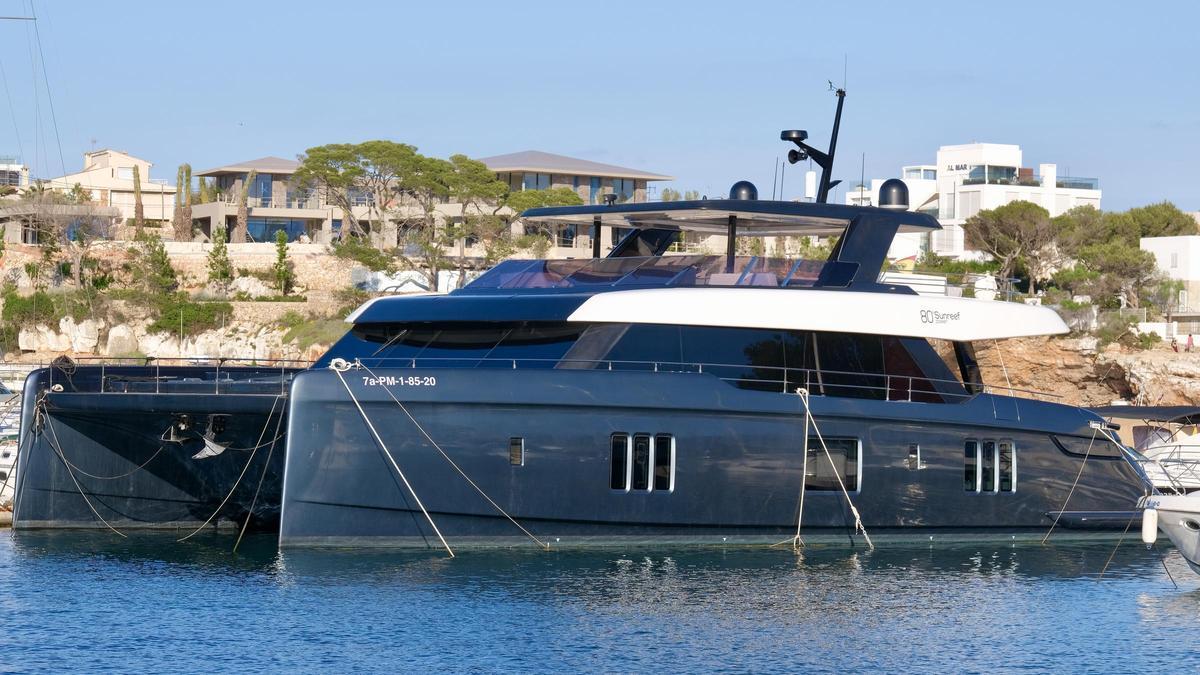 El yate de Rafa Nadal y al fondo su nueva casa