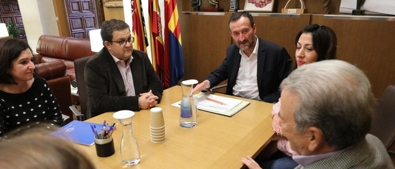 La reunión entre el Ayuntamiento y la Venida, ayer.