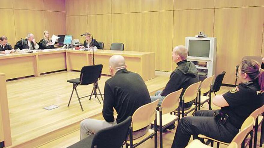 Alexander Zhuravskiv, a la derecha, junto a su traductor, en el banquillo de acusados de la Sala Octava de la Audiencia.