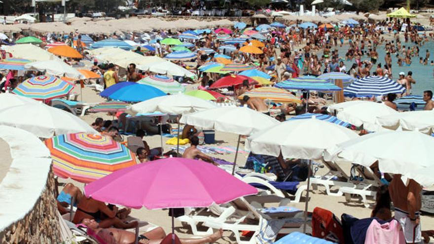 Masificación de la playa de Cala Bassa.